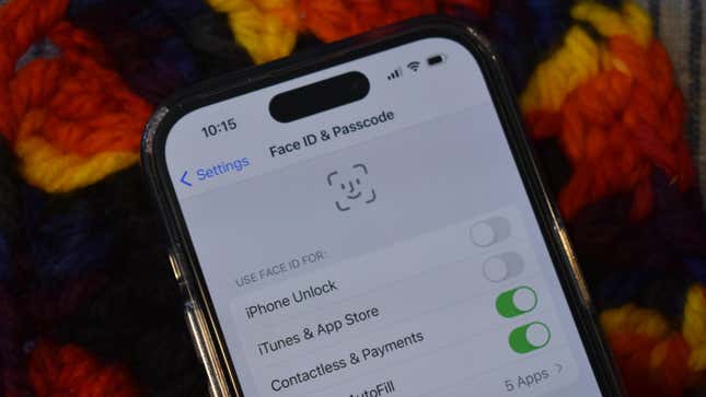 Un iPhone 14 Pro con la Configuración abierta mostrando Face ID y contraseña