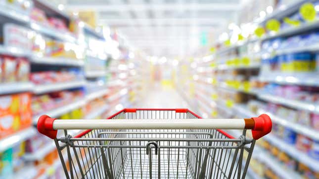 Carrito de compras en el pasillo de la tienda de comestibles