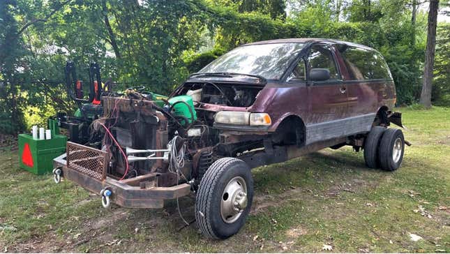 Image for article titled This Minivan Riding On An RV Frame Is The Best Dumb Thing This Week