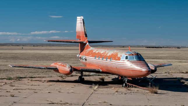 Ein Foto eines verlassenen Flugzeugs, das Elvis Presley gehörte. 