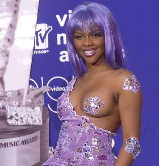 Lil Kim poses in the pressroom at the 1999 MTV Video Music Awards in New York City, 9/9/99. 