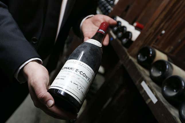 Eine auf 6.000 bis 7.000 Euro geschätzte Flasche Romanée-Conti von 1989 wird am 12. Mai 2014 im historischen Luxus-Jugendstilhotel Lutetia in Paris ausgestellt