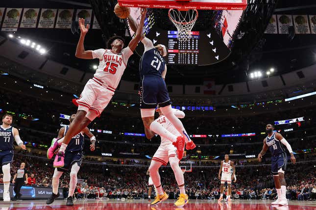 CHICAGO, ILLINOIS - MARCH 11: Daniel Gafford #21 of the Dallas Mavericks blocks a shot by Julian Phillips #15 of the Chicago Bulls during the fourth quarter at the United Center on March 11, 2024 in Chicago, Illinois. NOTE TO USER: User expressly acknowledges and agrees that, by downloading and or using this photograph, User is consenting to the terms and conditions of the Getty Images License Agreement.  (Photo by Michael Reaves/Getty Images)
