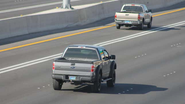 Una Ford F-150 gris oscuro circulando por los carriles en dirección norte de la autopista Oran K Gragson, US 95, Las Vegas.