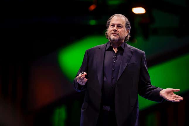 Marc Benioff trägt ganz Schwarz und spricht auf der Bühne vor einem schwarz-grünen Hintergrund