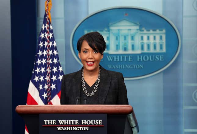 Keisha Lance Bottoms, Beraterin für Öffentlichkeitsarbeit des Weißen Hauses, hält am 13. Januar 2023 in Washington, DC eine Pressekonferenz im Weißen Haus.