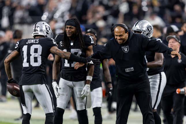 Las Vegas Raiders: Mark Davis Is Disrespecting Antonio Pierce