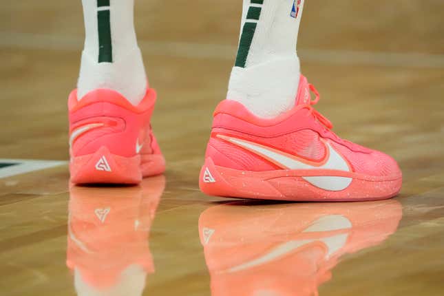  Un detalle de las zapatillas de baloncesto Nike que usó Giannis Antetokounmpo el 2 de noviembre de 2024 en Milwaukee, Wisconsin. 