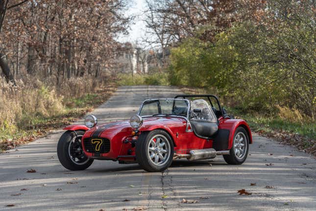 Vista frontal 3/4 de un Caterham Seven rojo