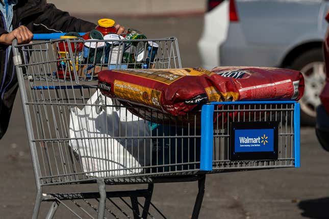 Ein Käufer schiebt einen Einkaufswagen vor einer Walmart-Filiale in Richmond, Kalifornien. 