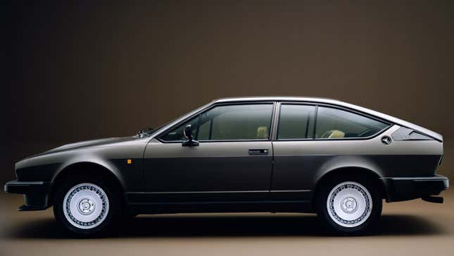 Una foto del lateral de un Alfa Romeo GTV 6. 