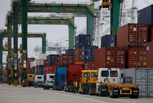 Image for article titled 4 new signs that Trump's tariffs are starting to bite