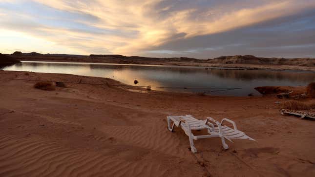 Ein Liegestuhl am Wasser in Utah