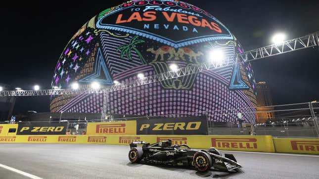 Una foto de un auto Alfa Romeo F1 corriendo en Las Vegas. 