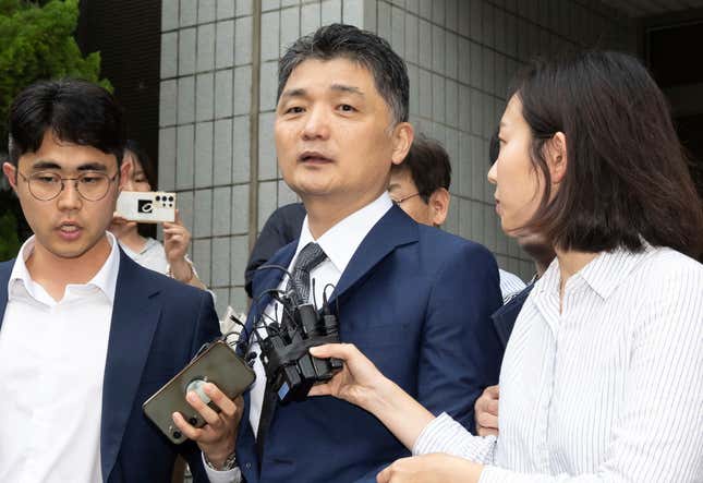 Kakao founder Kim Beom-su leaves a courtroom after a warrant hearing in Seoul.