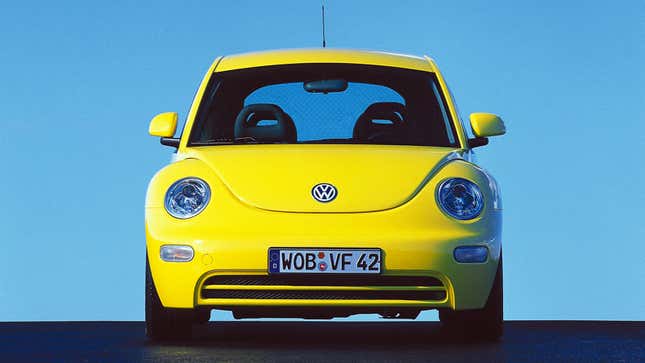 Une photo d’une Volkswagen Beetle jaune. 