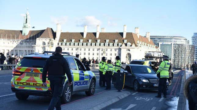 Une voiture est encerclée par la police après avoir été arrêtée sur le pont de Westminster le 28 janvier 2019 à Londres, en Angleterre. 