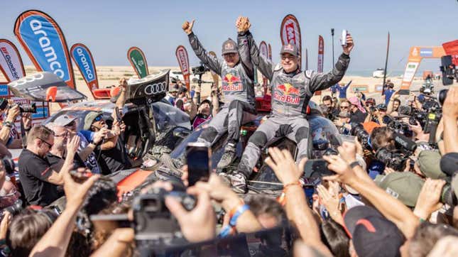 Imagen para el artículo titulado Carlos Sainz, de 61 años, continúa dominando el evento más difícil de Desert Racing