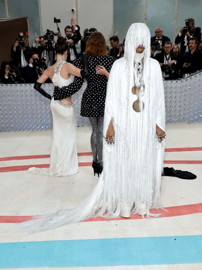 Erykah Badu nimmt an der Met Gala 2023 zur Feier von „Karl Lagerfeld: A Line Of Beauty“ im Metropolitan Museum of Art am 1. Mai 2023 in New York City teil.