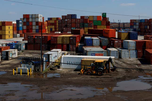 Des conteneurs maritimes sont photographiés au port de Baltimore, à Baltimore, dans le Maryland.