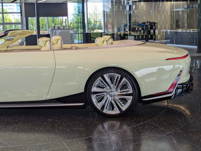 Image for article titled Cadillac Sollei Concept Is A Manilla Cream Luxury EV Dream