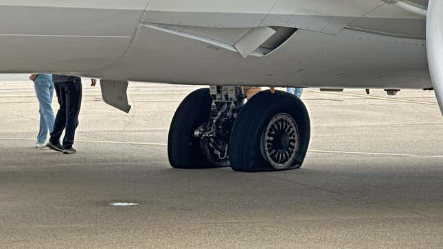 Flat tire on Alaska Airlines Boeing 737 Max in Nashville