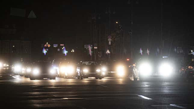 Una foto de faros brillantes en una carretera. 