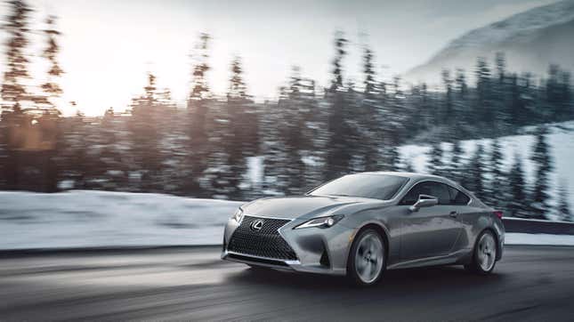 Une Lexus RC argentée roulant devant des arbres enneigés