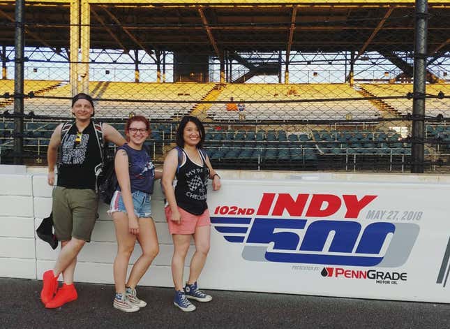 Elizabeth y sus amigos en la superficie de la pista de Indy 500 antes de la carrera en 2018