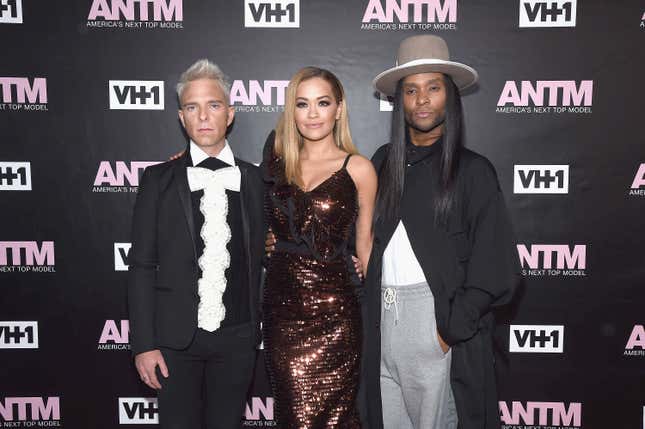 NEW YORK, NY – 8. DEZEMBER: (LR) Die ANTM-Juroren Drew Elliott, Rita Ora und Law Roach besuchen die Premiere von VH1s „America’s Next Top Model“ am 8. Dezember 2016 im Vandal in New York City. 