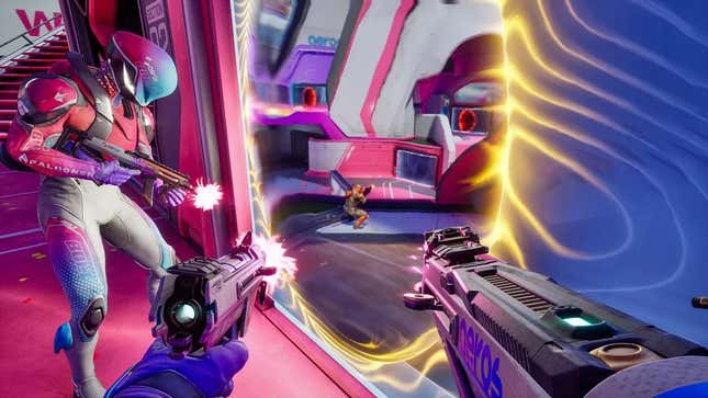 Una captura de pantalla que muestra a dos jugadores apuntando con sus armas a un enemigo a través de un portal en Splitgate 2.