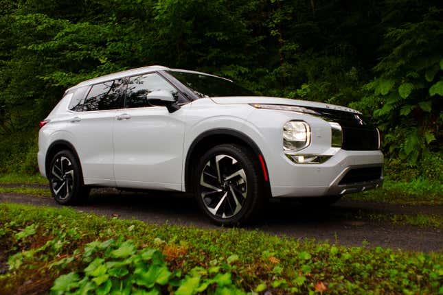 Image for article titled I Have No Idea How The Mitsubishi Outlander Is $10,000 Cheaper Than A Kia Telluride