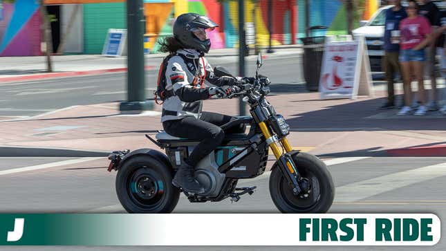 Bild für Artikel mit dem Titel Der BMW CE02 2024 ist der beste Motorroller, der jemals in den USA zum Scheitern verurteilt war