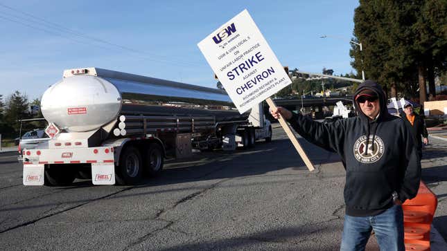 Image for article titled Over 500 Workers Are On Strike At A Chevron Refinery In California