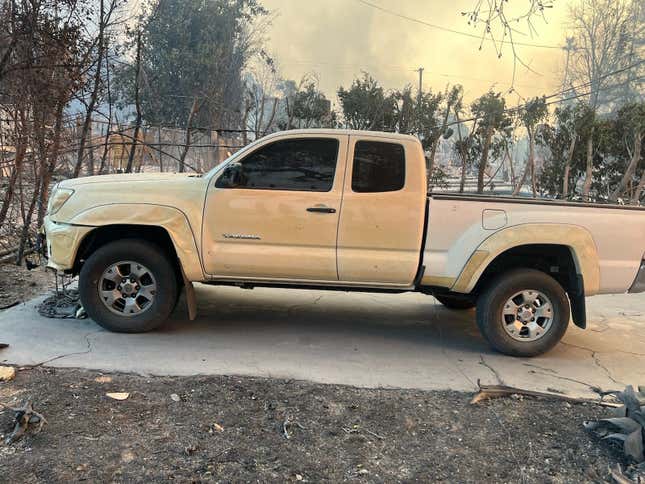 Imagen para el artículo titulado Los incendios forestales de California no son suficientes para matar esta Toyota Tacoma [Update]