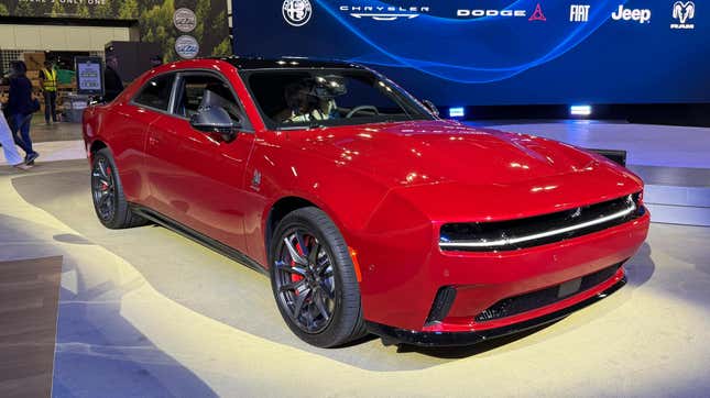 Frontansicht 3/4 eines roten 2024 Dodge Charger Daytona EV