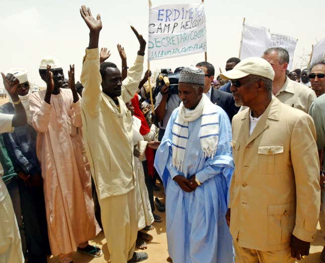 U.N. Secretary-General Kofi Annan (R) and Mukhtar Moussa (C), the governor of Chad's Wadifira province, visit Sudanese refugees at Iridimi camp in eastern Chad, July 2, 2004. Annan has warned that even more refugees could flee fighting in Sudan's troubled Darfur region into Chad as heavy rains begin, further worsening the humanitarian situation. - PBEAHUOHQCJ