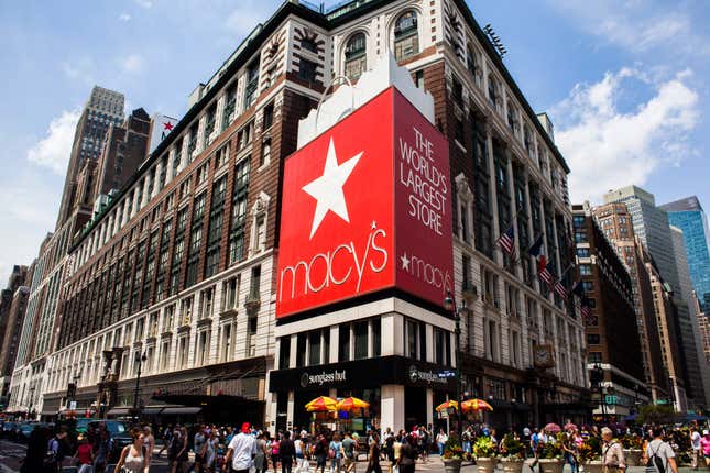 Imagen para el artículo titulado Macy’s supera las expectativas de ganancias a medida que su estrategia de recuperación atrae a compradores más adinerados