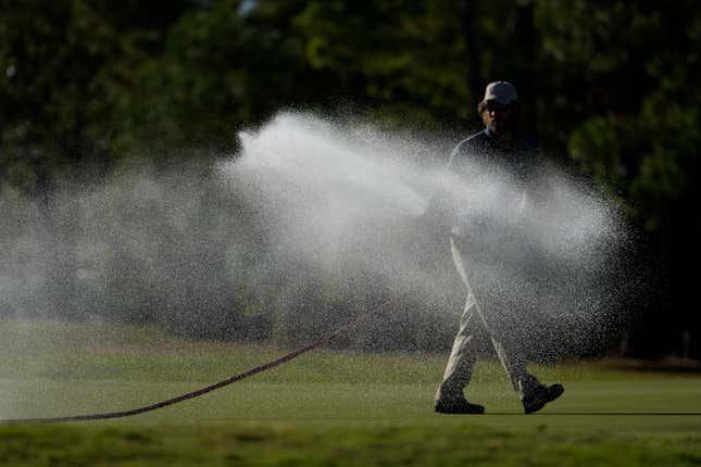 Ein Arbeiter versprüht Wasser in Mississippi