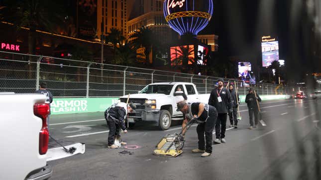 La tapa del drenaje se está reparando antes de la práctica antes del Gran Premio de Las Vegas de Fórmula 1 en el Strip Circuit de Las Vegas en Las Vegas, Estados Unidos  el 17 de noviembre de 2023.