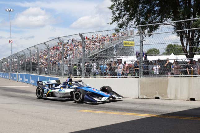 El piloto de Chip Ganassi Racing, Álex Palou (10) de España, da una vuelta durante el Gran Premio de la INDYCAR Series Music City, 6 de agosto de 2023. en un circuito en las calles de Nashville, Tennessee