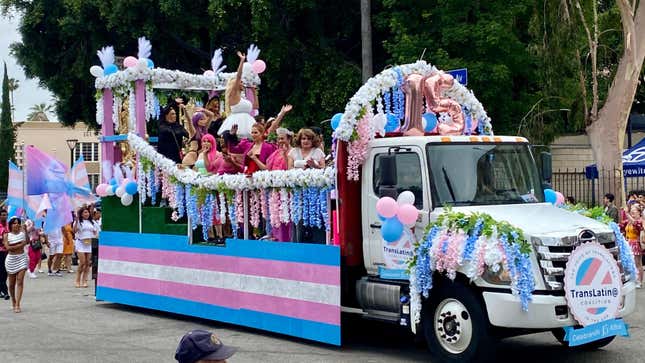 Ein wunderschöner Trans-Pride-Festwagen mit Blumen und Luftballons