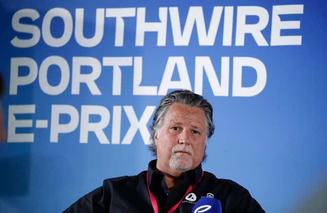 Michael Andretti de Avalanche Andretti Racing es entrevistado durante el ePrix 2023 en Portland International Raceway el 23 de junio de 2023 en Portland, Oregon