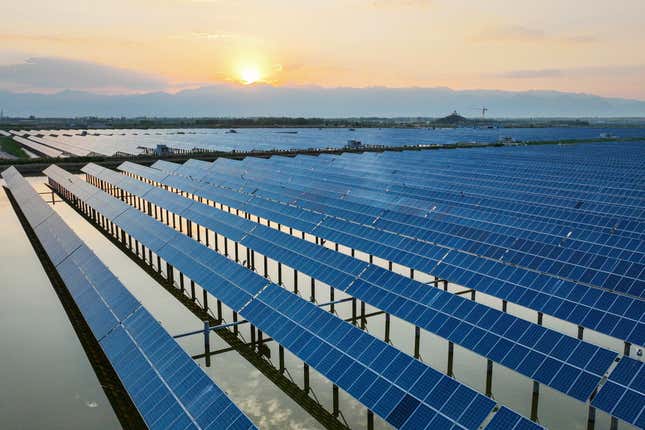 Paneles solares en una base de generación de energía fotovoltaica en Yinchuan, en el noroeste de China. 