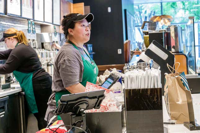 Baristas detrás del mostrador en un café Starbucks de Charlotte, Carolina del Norte.