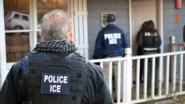 Image for article titled &#39;This Is a Massive Loophole:&#39; Activists Slam ICE for Using LexisNexis Data to Target Undocumented Immigrants