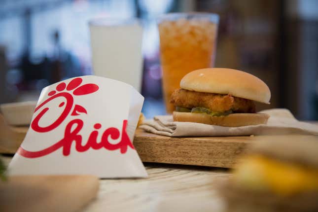 Pommes Frites und ein Hühnchensandwich in einem Chick-fil-A-Restaurant in New York. 