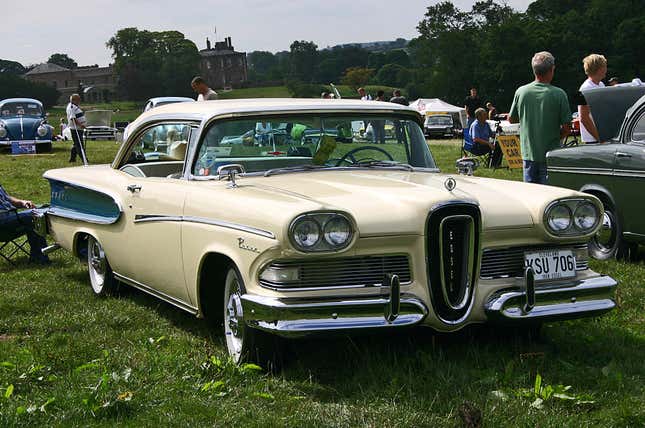 Un Edsel Pacer de 1958 con techo rígido estacionado en un campo