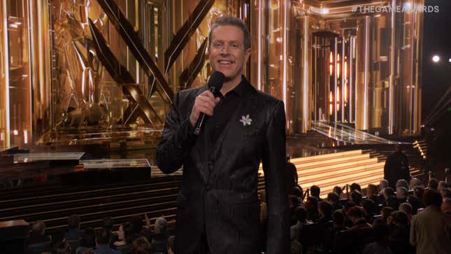 Geoff Keighley présente des bandes-annonces lors de sa cérémonie de remise de prix. 