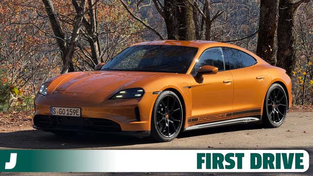 Vue 3/4 avant d’une berline Porsche Taycan GTS Nordic Gold 2025